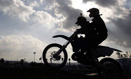 Σκύλος και μοτοσυκλέτα