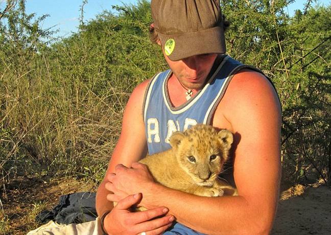Η λέαινα που αγκαλιάζει τους διασώστες της