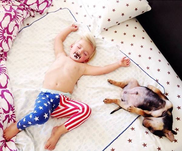 Μωρό κοιμάται μαζί με κουτάβι